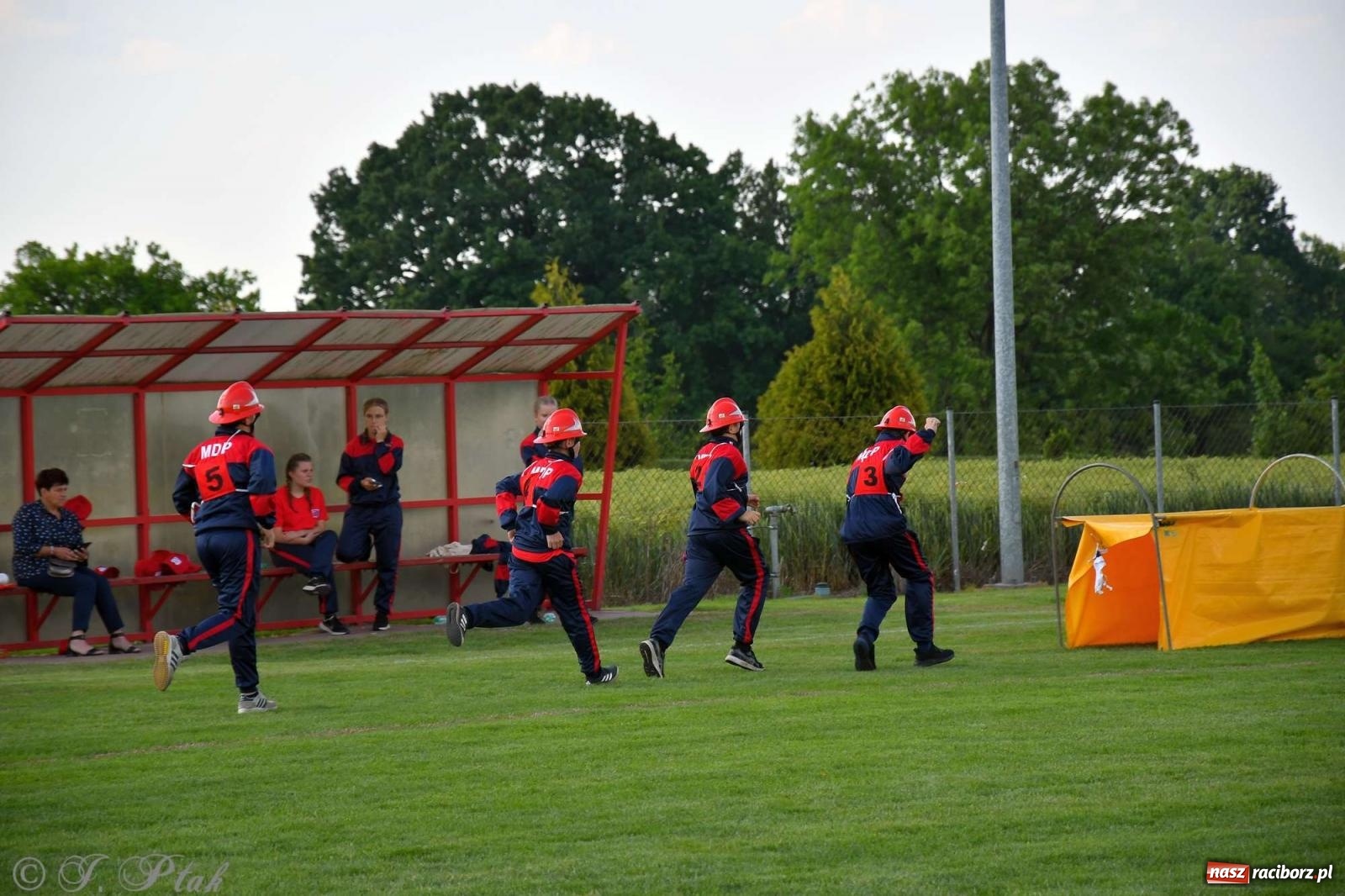 Zdjęcie w galerii na portalu naszraciborz.pl: Z lądu i powietrza - strażackie pokazy i zawody w Borucinie [FOTO] wiadomości z regionu