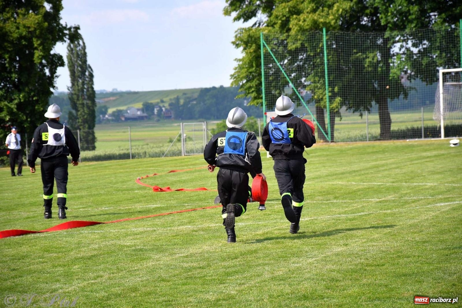 Zdjęcie w galerii na portalu naszraciborz.pl: Z lądu i powietrza - strażackie pokazy i zawody w Borucinie [FOTO] wiadomości z regionu