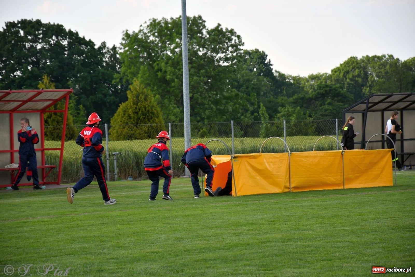 Zdjęcie w galerii na portalu naszraciborz.pl: Z lądu i powietrza - strażackie pokazy i zawody w Borucinie [FOTO] wiadomości z regionu