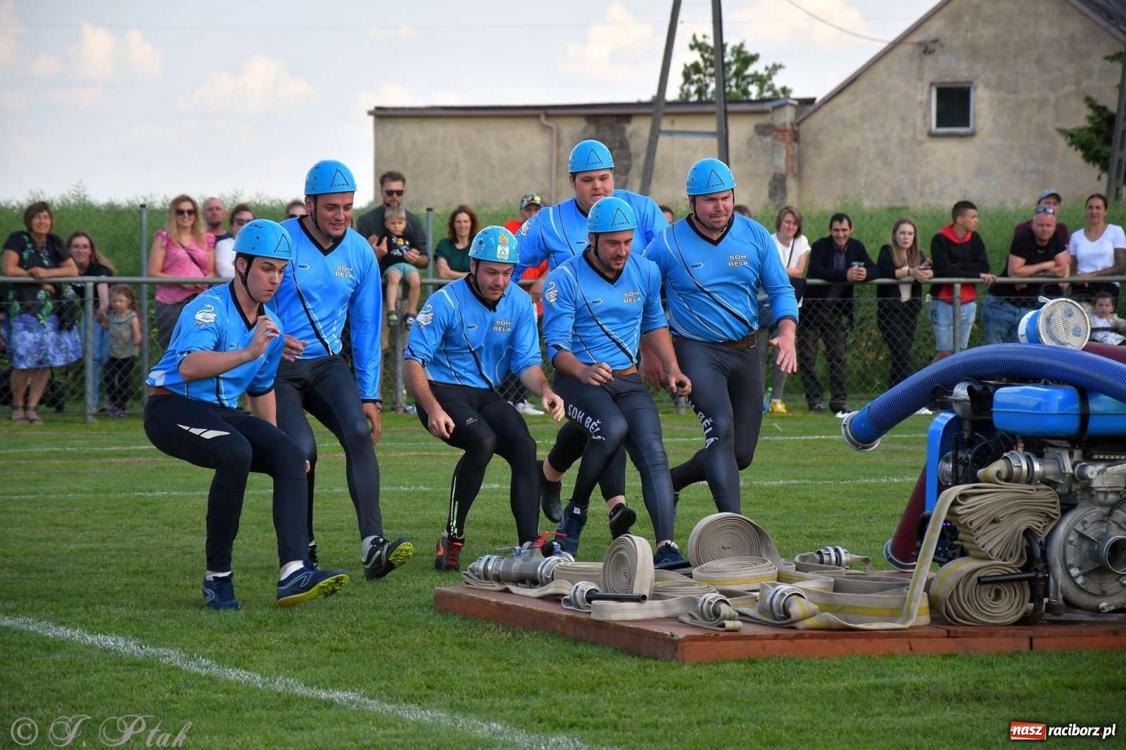 Zdjęcie w galerii na portalu naszraciborz.pl: Z lądu i powietrza - strażackie pokazy i zawody w Borucinie [FOTO] wiadomości z regionu