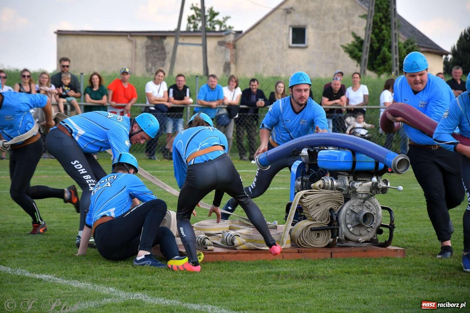 Zdjęcie w galerii na portalu naszraciborz.pl: Z lądu i powietrza - strażackie pokazy i zawody w Borucinie [FOTO] wiadomości z regionu