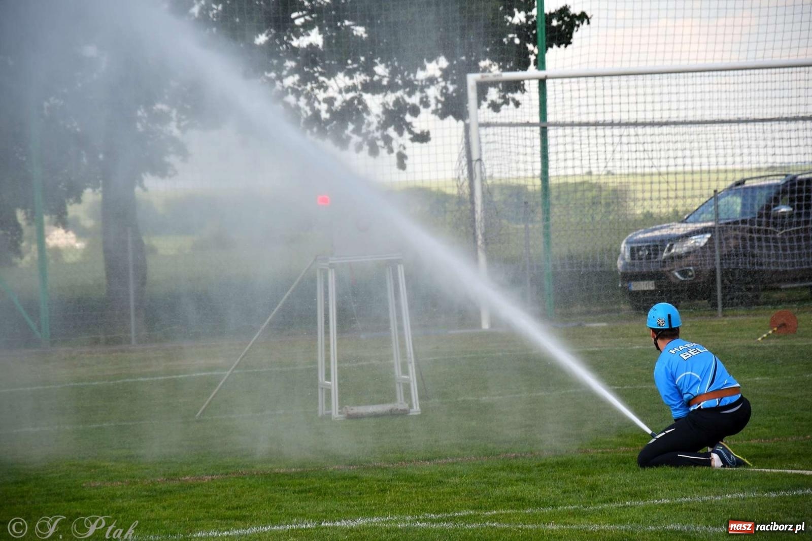 Zdjęcie w galerii na portalu naszraciborz.pl: Z lądu i powietrza - strażackie pokazy i zawody w Borucinie [FOTO] wiadomości z regionu