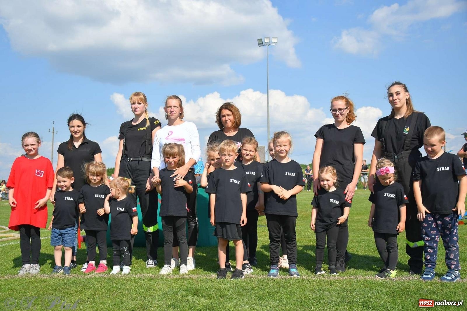 Zdjęcie w galerii na portalu naszraciborz.pl: Z lądu i powietrza - strażackie pokazy i zawody w Borucinie [FOTO] wiadomości z regionu