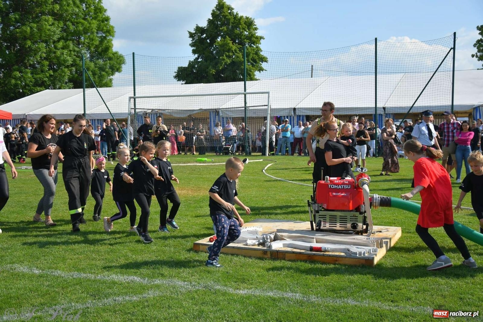 Zdjęcie w galerii na portalu naszraciborz.pl: Z lądu i powietrza - strażackie pokazy i zawody w Borucinie [FOTO] wiadomości z regionu
