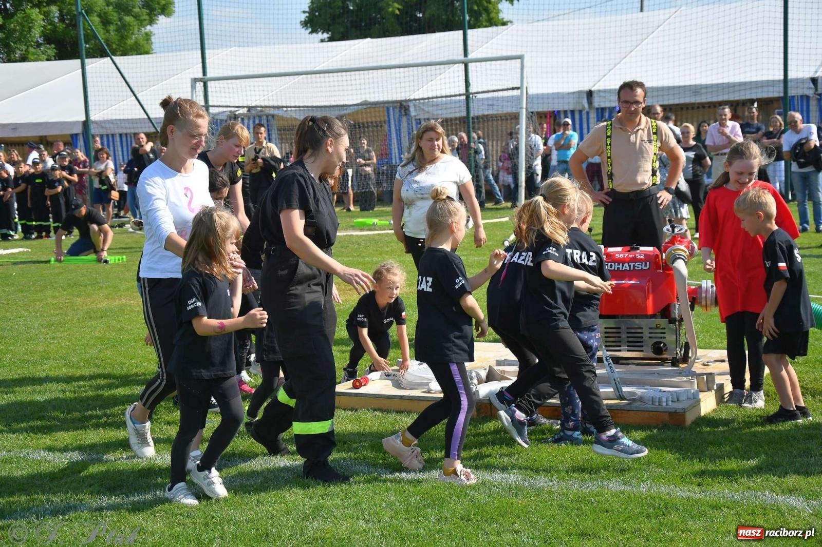 Zdjęcie w galerii na portalu naszraciborz.pl: Z lądu i powietrza - strażackie pokazy i zawody w Borucinie [FOTO] wiadomości z regionu