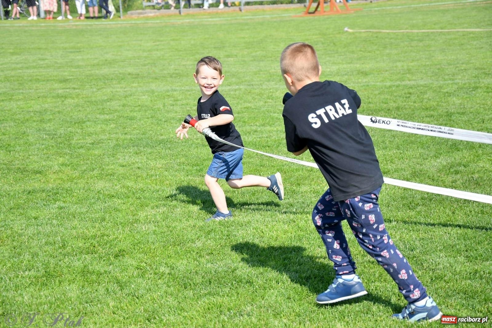 Zdjęcie w galerii na portalu naszraciborz.pl: Z lądu i powietrza - strażackie pokazy i zawody w Borucinie [FOTO] wiadomości z regionu