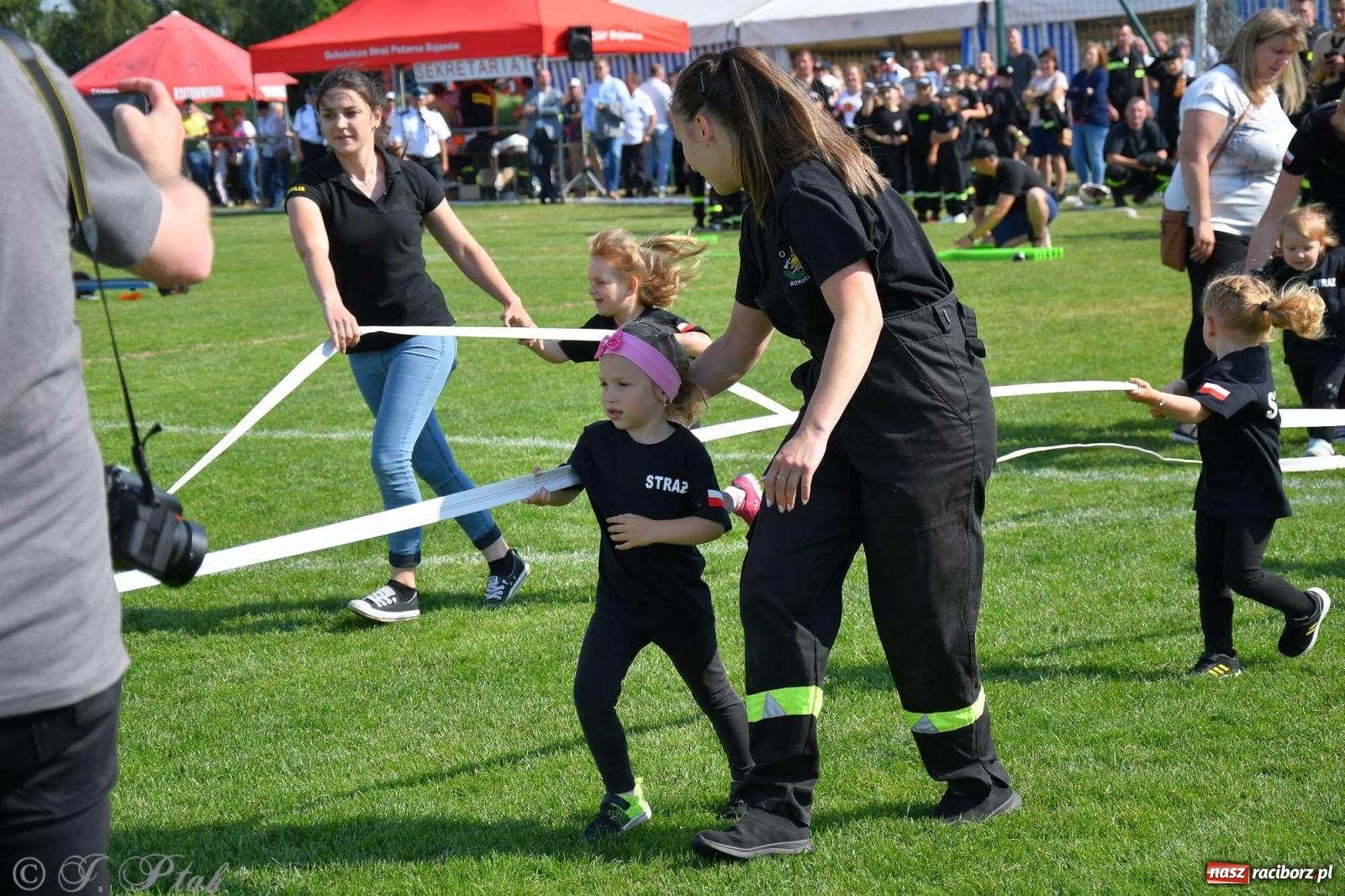 Zdjęcie w galerii na portalu naszraciborz.pl: Z lądu i powietrza - strażackie pokazy i zawody w Borucinie [FOTO] wiadomości z regionu