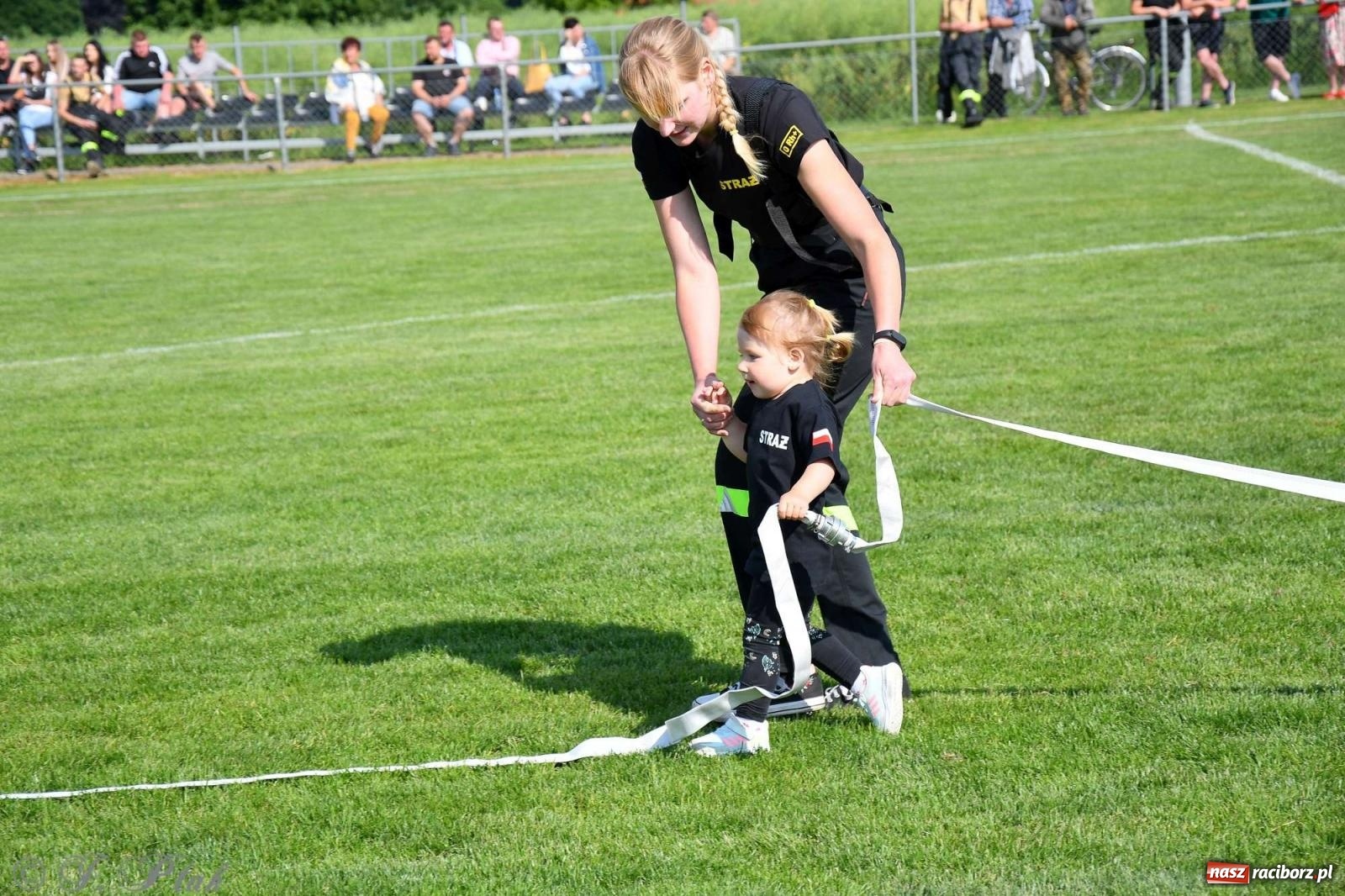 Zdjęcie w galerii na portalu naszraciborz.pl: Z lądu i powietrza - strażackie pokazy i zawody w Borucinie [FOTO] wiadomości z regionu