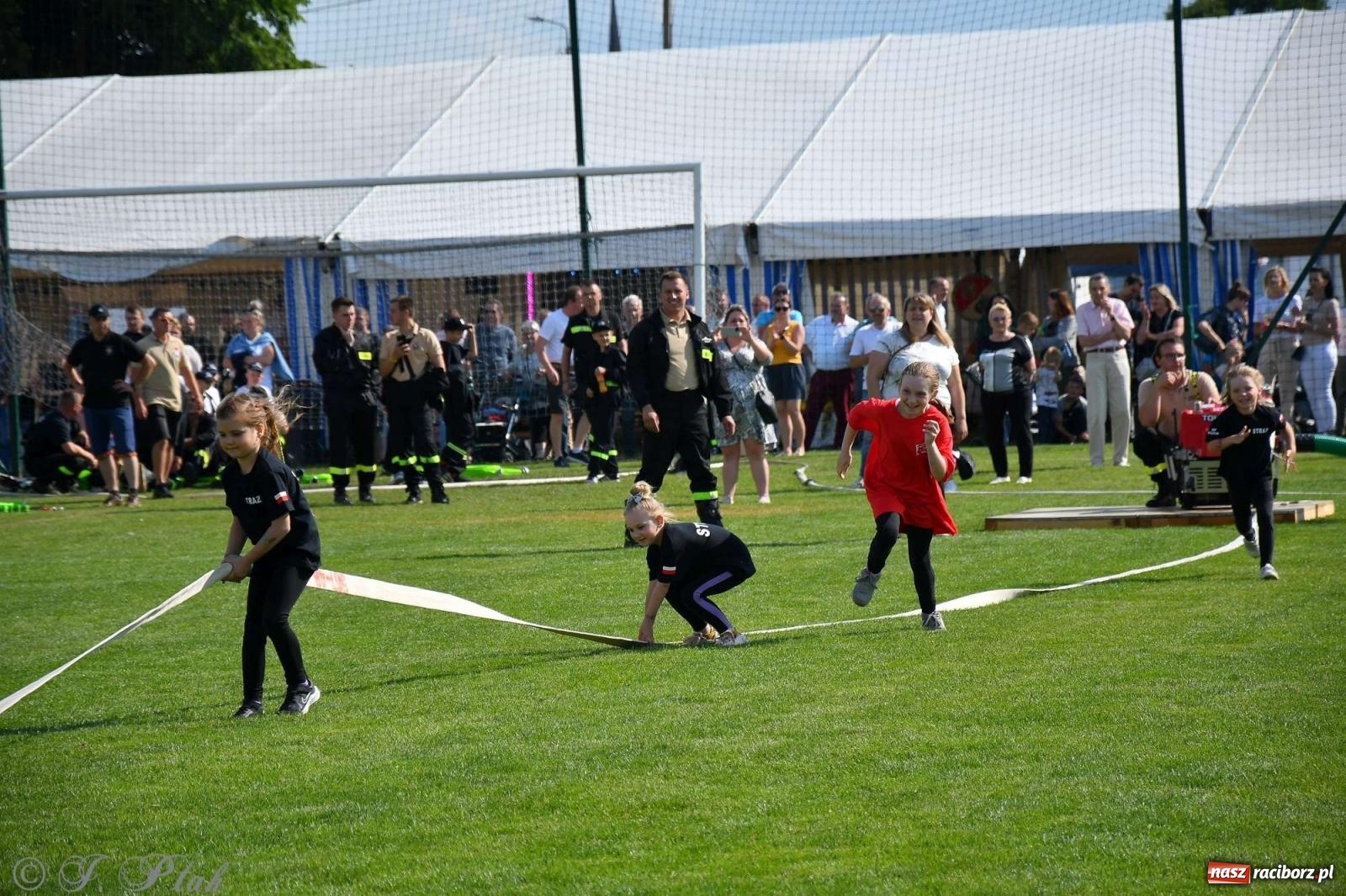 Zdjęcie w galerii na portalu naszraciborz.pl: Z lądu i powietrza - strażackie pokazy i zawody w Borucinie [FOTO] wiadomości z regionu