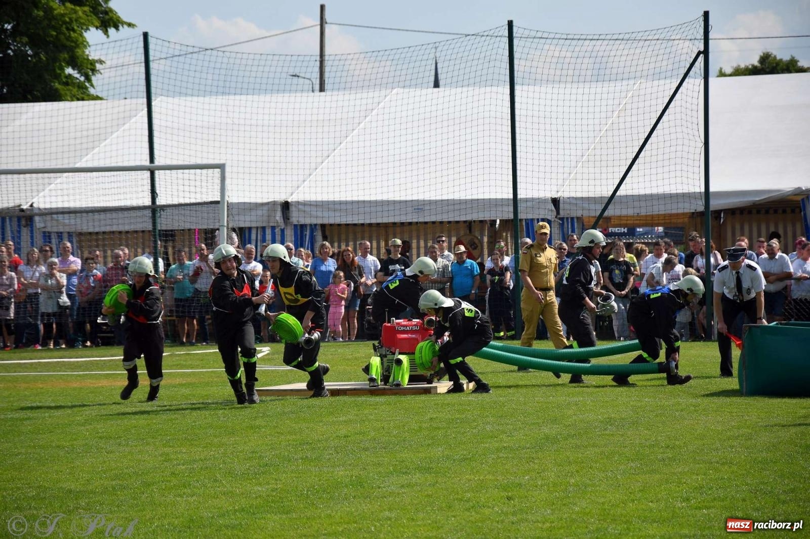 Zdjęcie w galerii na portalu naszraciborz.pl: Z lądu i powietrza - strażackie pokazy i zawody w Borucinie [FOTO] wiadomości z regionu