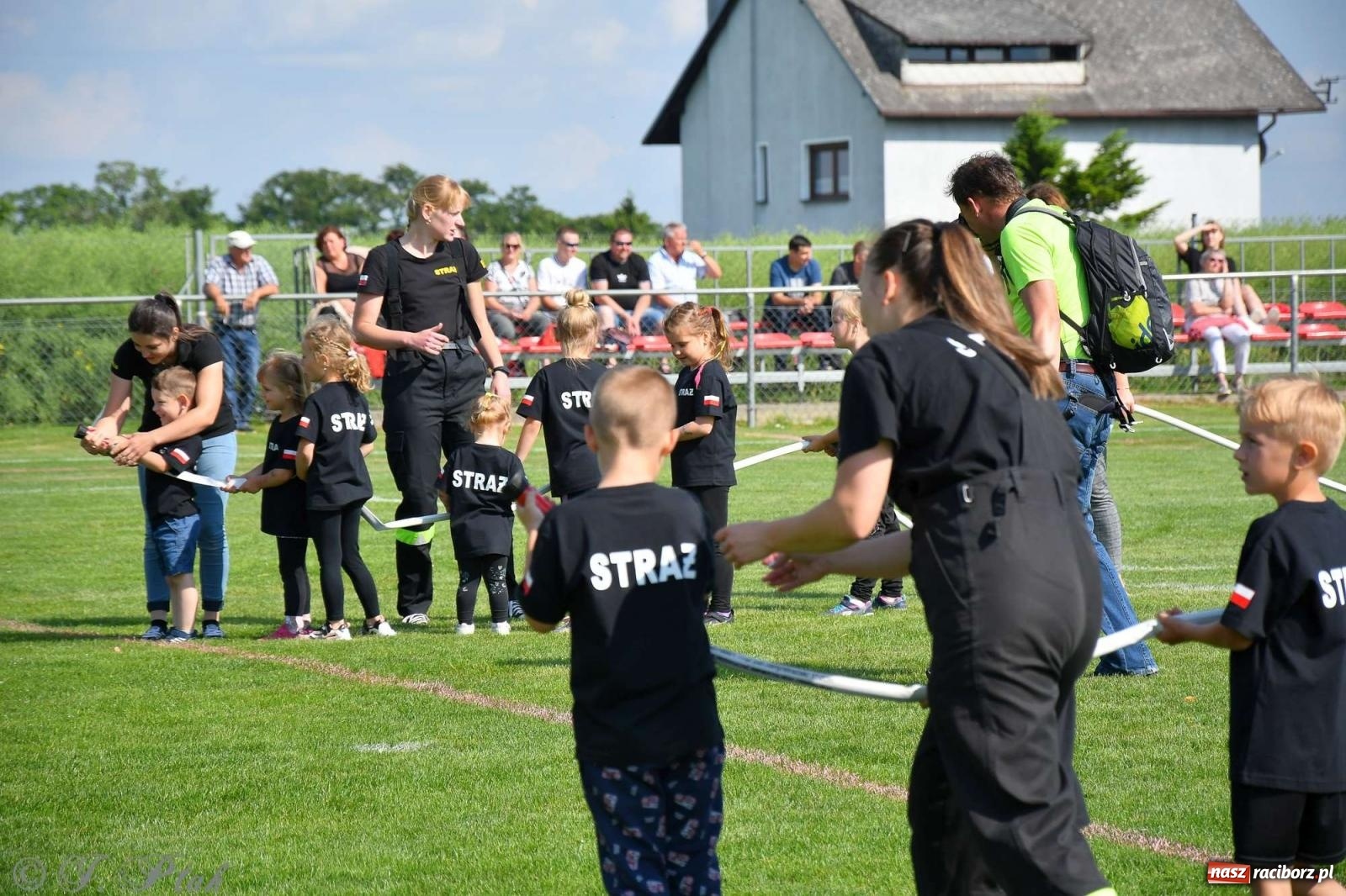 Zdjęcie w galerii na portalu naszraciborz.pl: Z lądu i powietrza - strażackie pokazy i zawody w Borucinie [FOTO] wiadomości z regionu