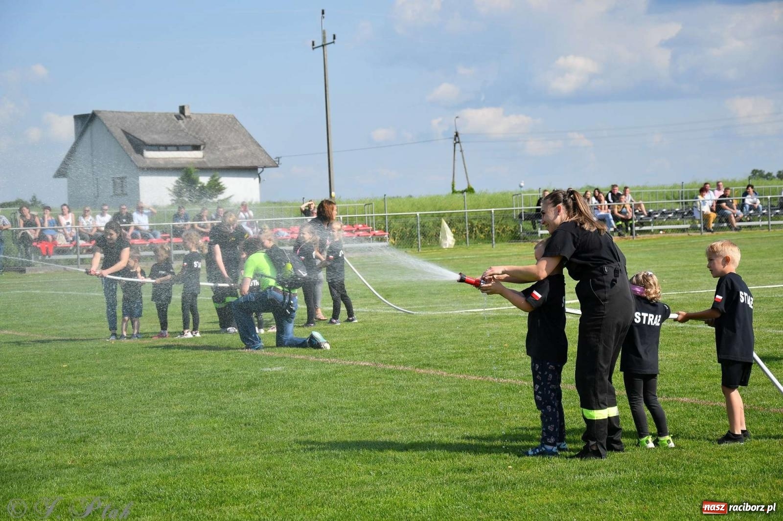Zdjęcie w galerii na portalu naszraciborz.pl: Z lądu i powietrza - strażackie pokazy i zawody w Borucinie [FOTO] wiadomości z regionu
