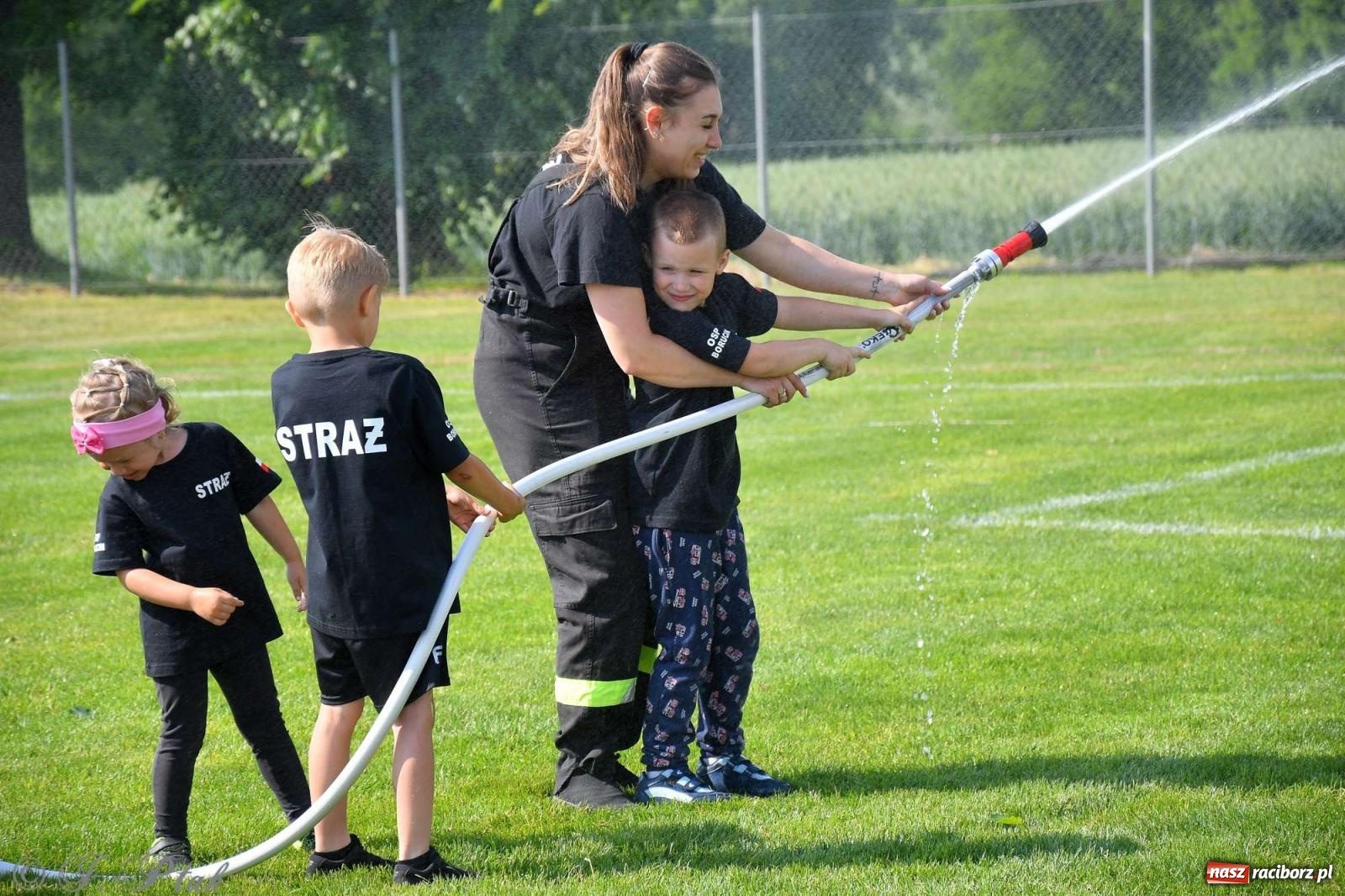 Zdjęcie w galerii na portalu naszraciborz.pl: Z lądu i powietrza - strażackie pokazy i zawody w Borucinie [FOTO] wiadomości z regionu