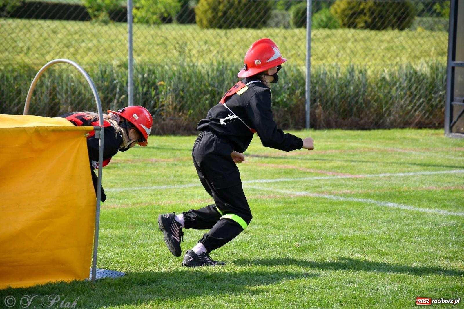 Zdjęcie w galerii na portalu naszraciborz.pl: Z lądu i powietrza - strażackie pokazy i zawody w Borucinie [FOTO] wiadomości z regionu