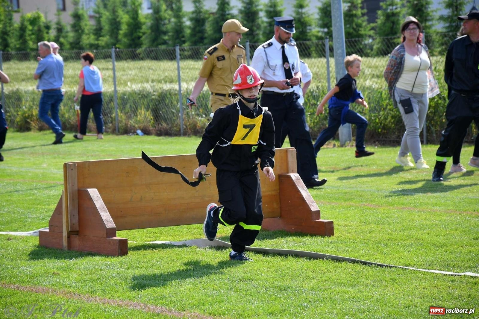 Zdjęcie w galerii na portalu naszraciborz.pl: Z lądu i powietrza - strażackie pokazy i zawody w Borucinie [FOTO] wiadomości z regionu