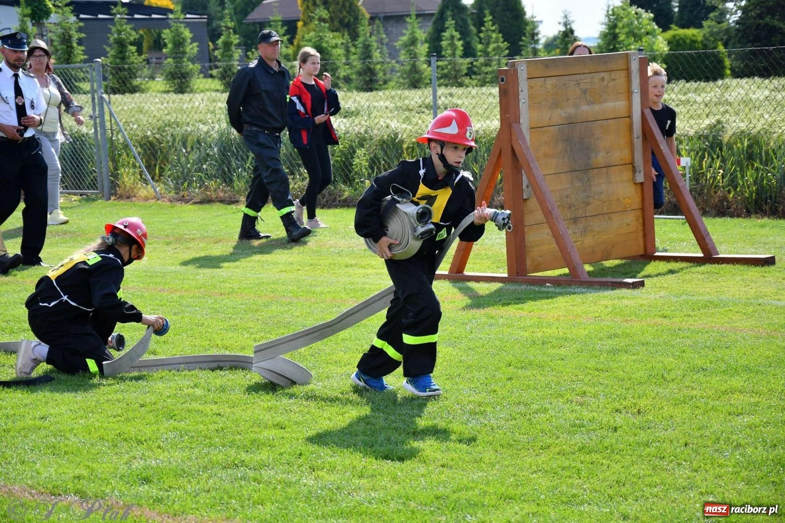 Zdjęcie w galerii na portalu naszraciborz.pl: Z lądu i powietrza - strażackie pokazy i zawody w Borucinie [FOTO] wiadomości z regionu