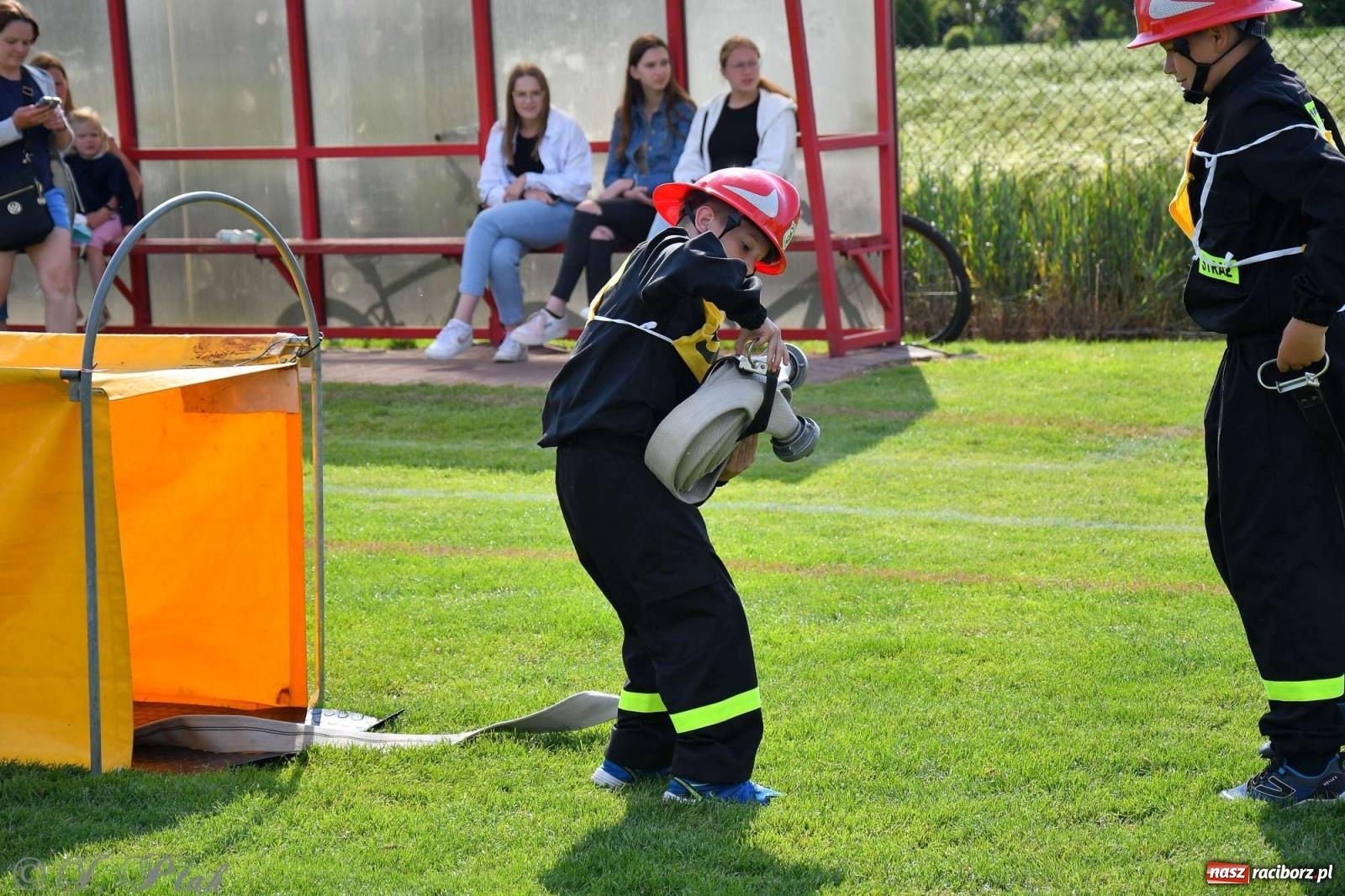 Zdjęcie w galerii na portalu naszraciborz.pl: Z lądu i powietrza - strażackie pokazy i zawody w Borucinie [FOTO] wiadomości z regionu