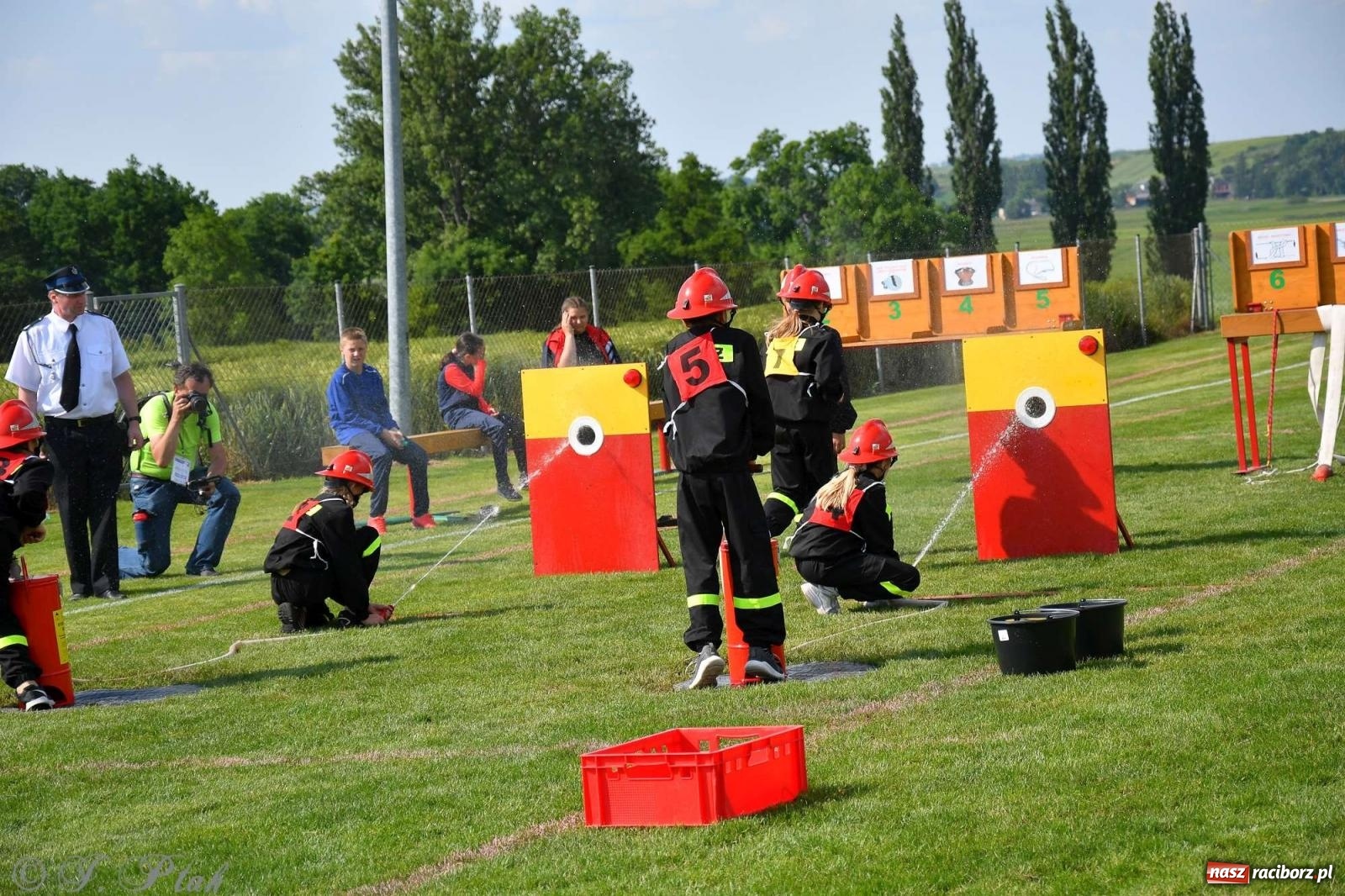 Zdjęcie w galerii na portalu naszraciborz.pl: Z lądu i powietrza - strażackie pokazy i zawody w Borucinie [FOTO] wiadomości z regionu