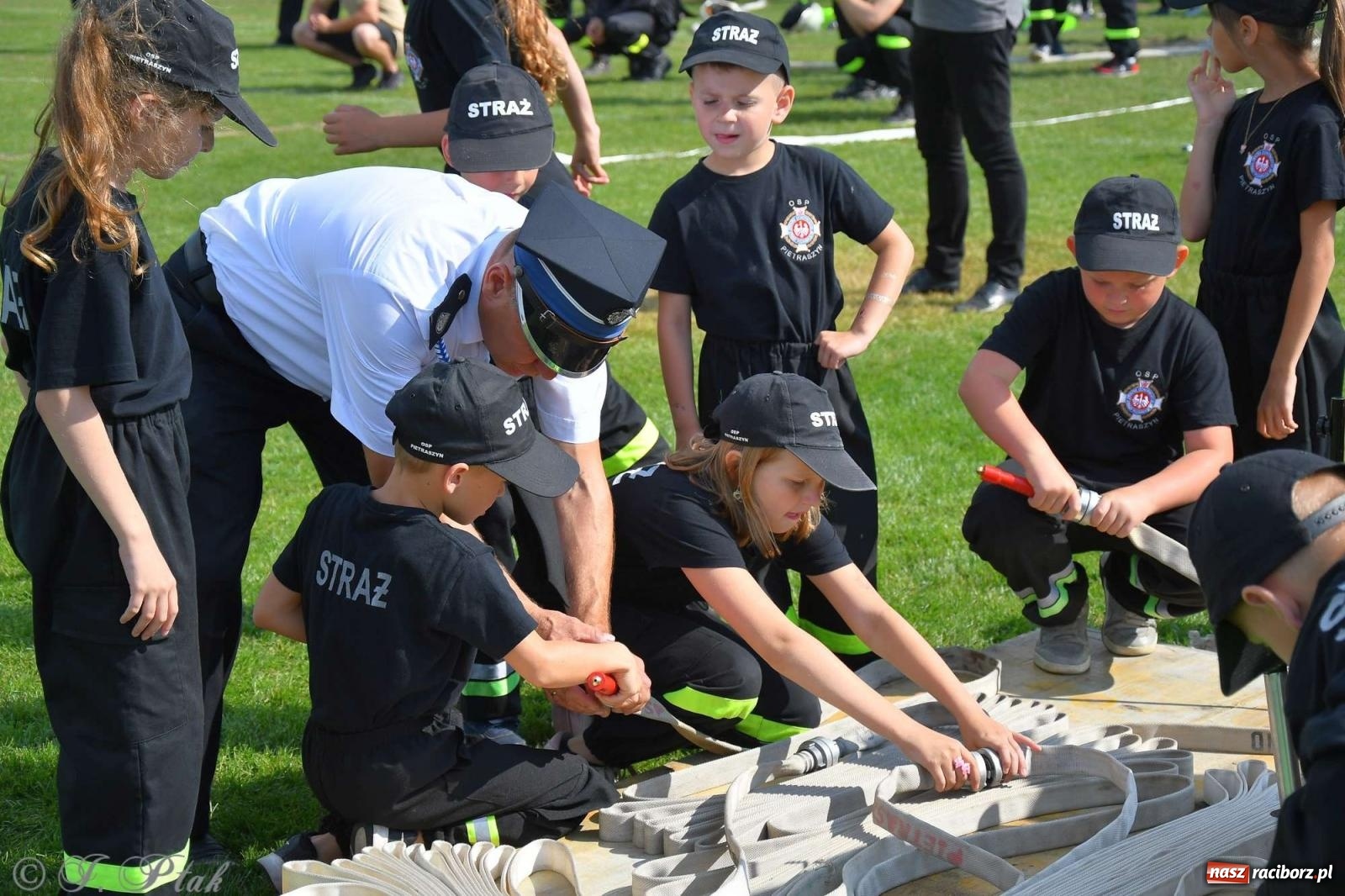 Zdjęcie w galerii na portalu naszraciborz.pl: Z lądu i powietrza - strażackie pokazy i zawody w Borucinie [FOTO] wiadomości z regionu