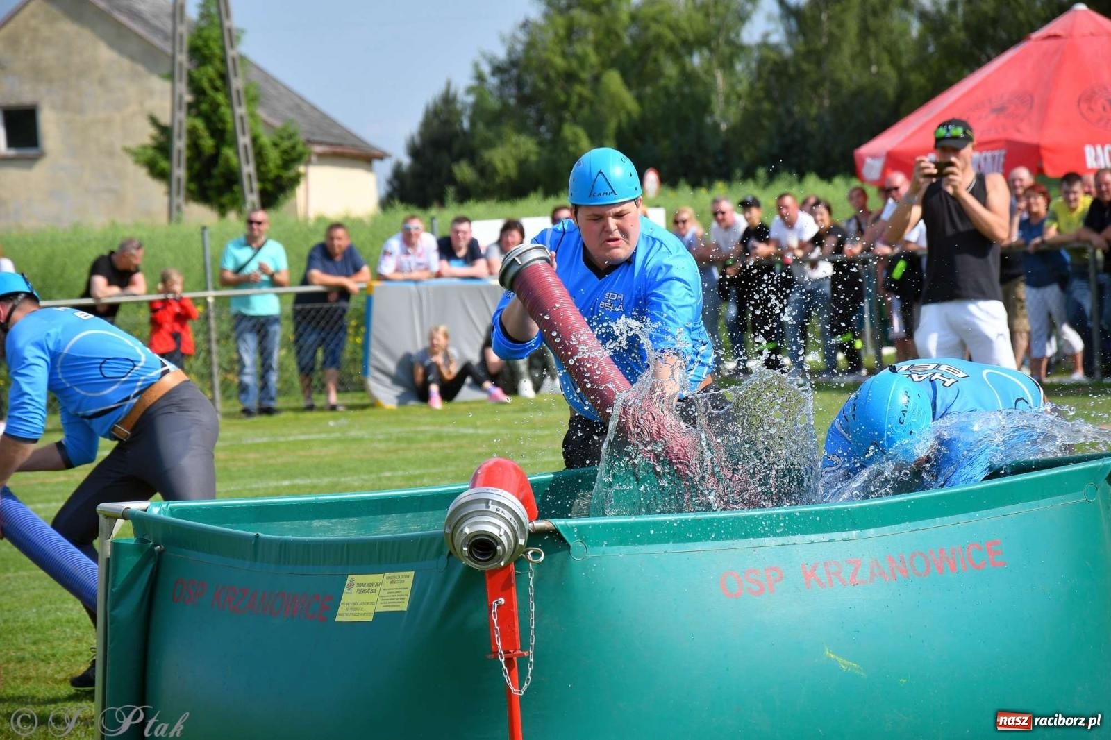 Zdjęcie w galerii na portalu naszraciborz.pl: Z lądu i powietrza - strażackie pokazy i zawody w Borucinie [FOTO] wiadomości z regionu