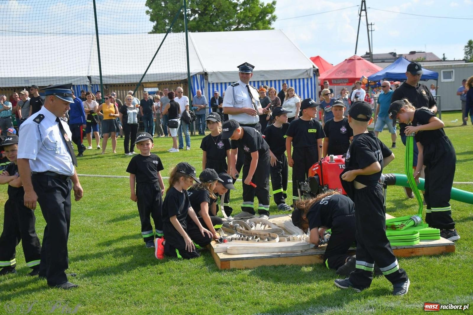 Zdjęcie w galerii na portalu naszraciborz.pl: Z lądu i powietrza - strażackie pokazy i zawody w Borucinie [FOTO] wiadomości z regionu