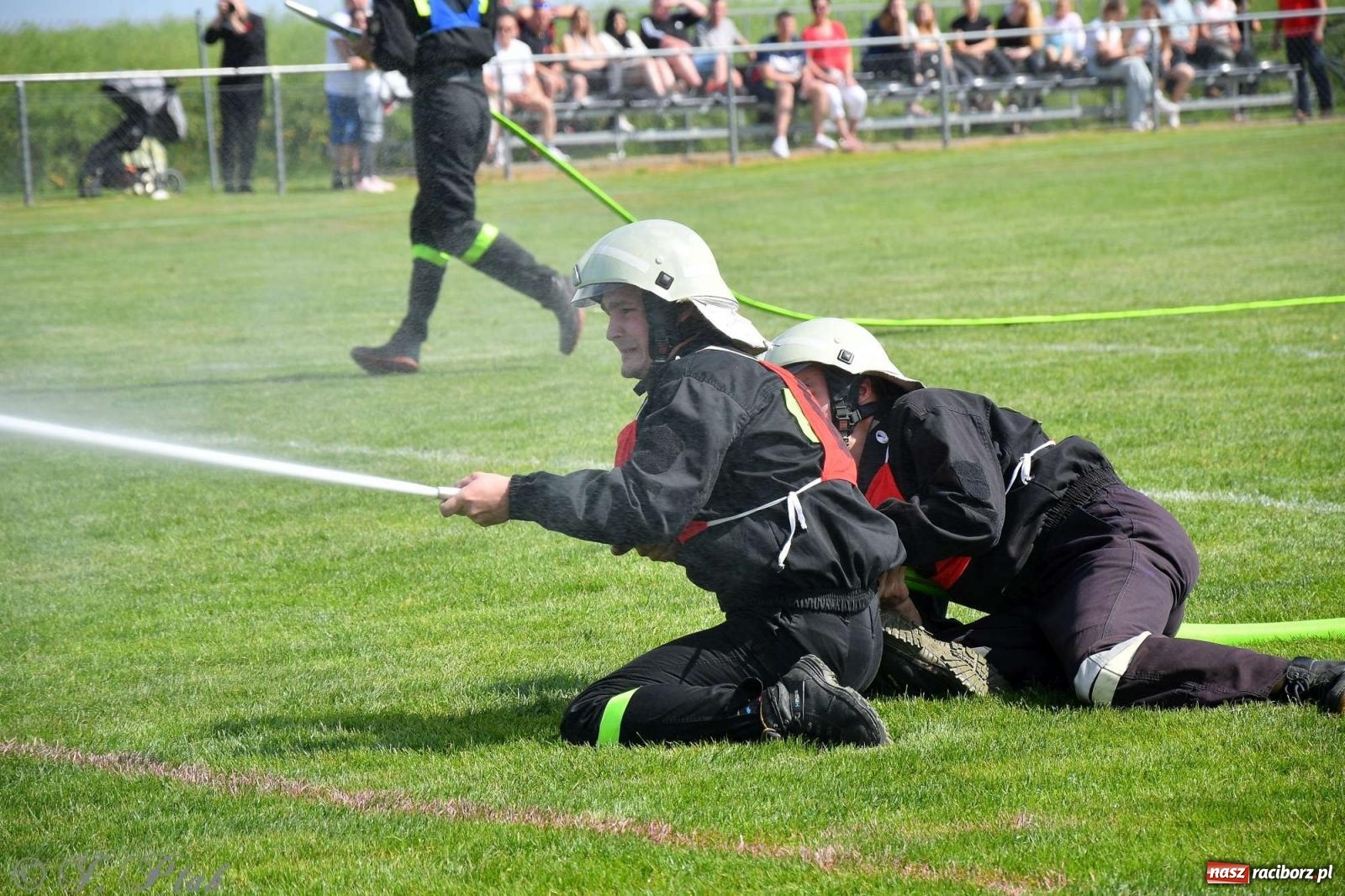 Zdjęcie w galerii na portalu naszraciborz.pl: Z lądu i powietrza - strażackie pokazy i zawody w Borucinie [FOTO] wiadomości z regionu