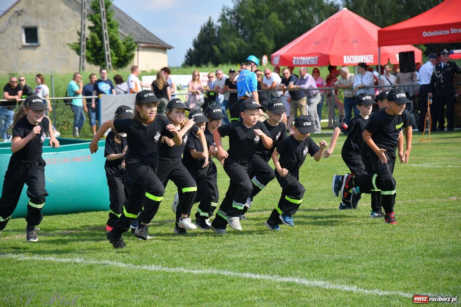 Zdjęcie w galerii na portalu naszraciborz.pl: Z lądu i powietrza - strażackie pokazy i zawody w Borucinie [FOTO] wiadomości z regionu