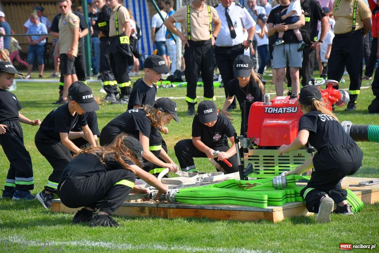 Zdjęcie w galerii na portalu naszraciborz.pl: Z lądu i powietrza - strażackie pokazy i zawody w Borucinie [FOTO] wiadomości z regionu