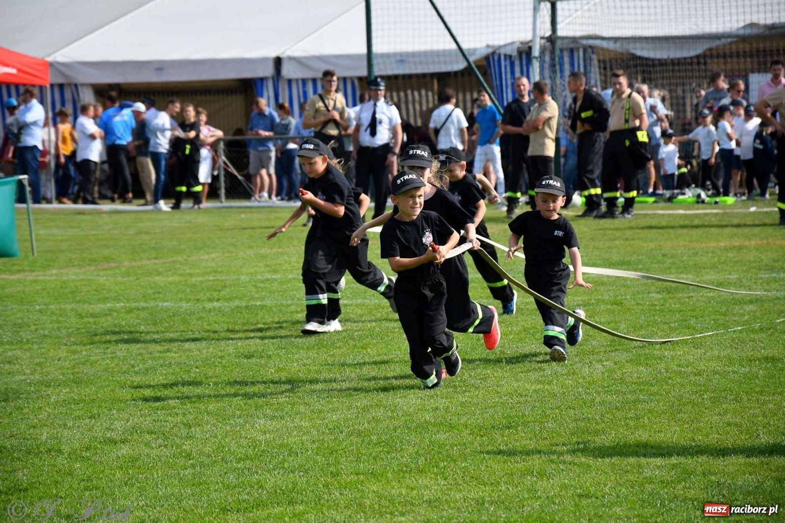 Zdjęcie w galerii na portalu naszraciborz.pl: Z lądu i powietrza - strażackie pokazy i zawody w Borucinie [FOTO] wiadomości z regionu