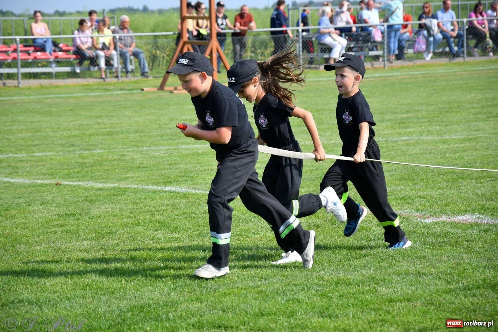 Zdjęcie w galerii na portalu naszraciborz.pl: Z lądu i powietrza - strażackie pokazy i zawody w Borucinie [FOTO] wiadomości z regionu