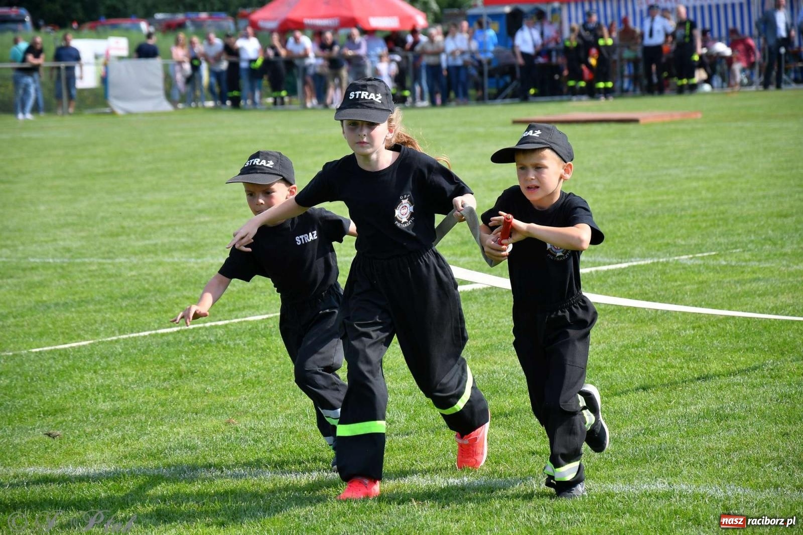 Zdjęcie w galerii na portalu naszraciborz.pl: Z lądu i powietrza - strażackie pokazy i zawody w Borucinie [FOTO] wiadomości z regionu