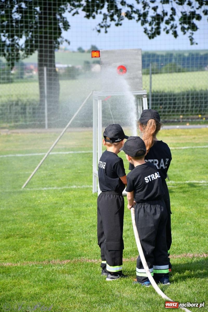 Zdjęcie w galerii na portalu naszraciborz.pl: Z lądu i powietrza - strażackie pokazy i zawody w Borucinie [FOTO] wiadomości z regionu