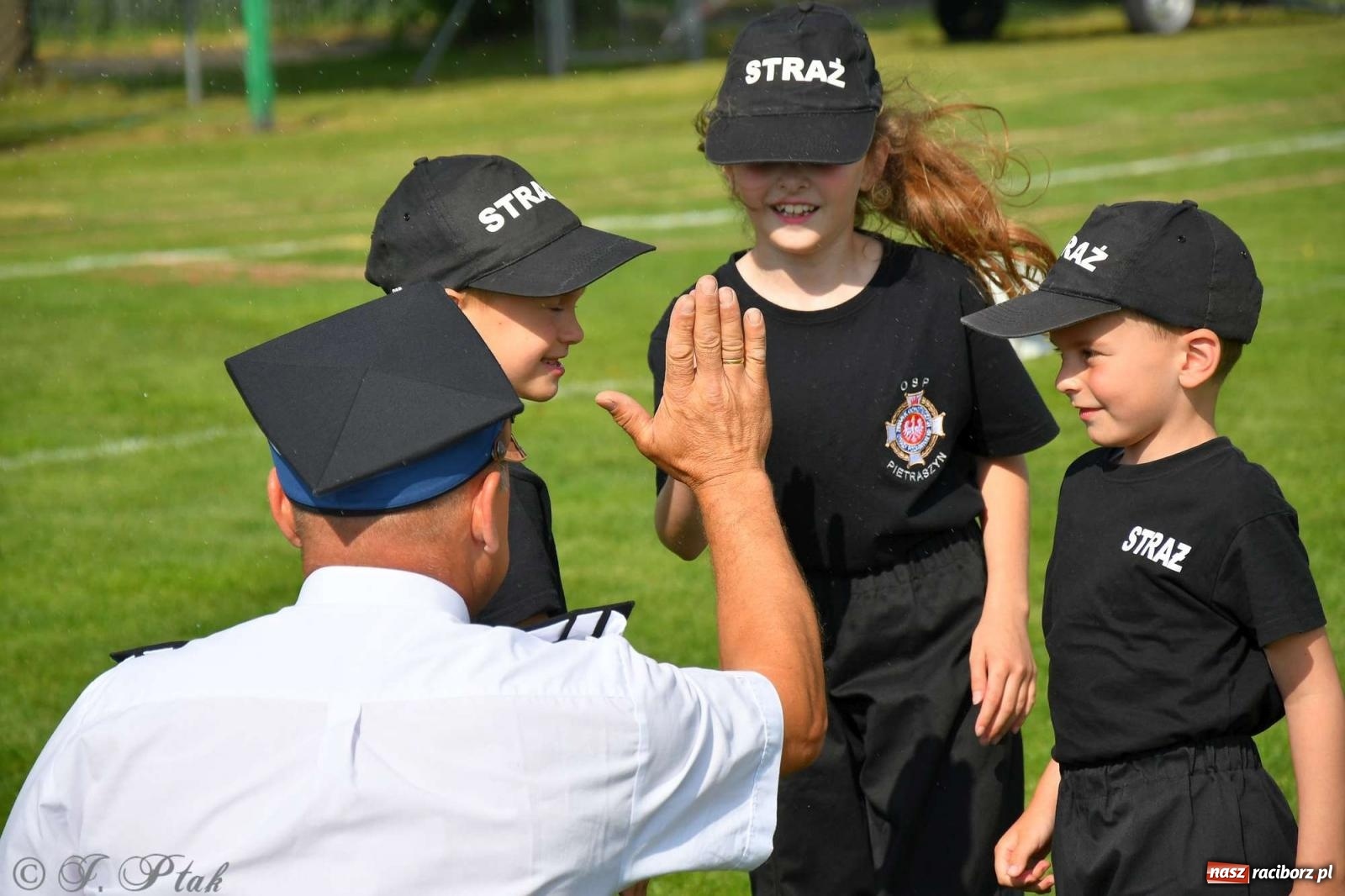Zdjęcie w galerii na portalu naszraciborz.pl: Z lądu i powietrza - strażackie pokazy i zawody w Borucinie [FOTO] wiadomości z regionu