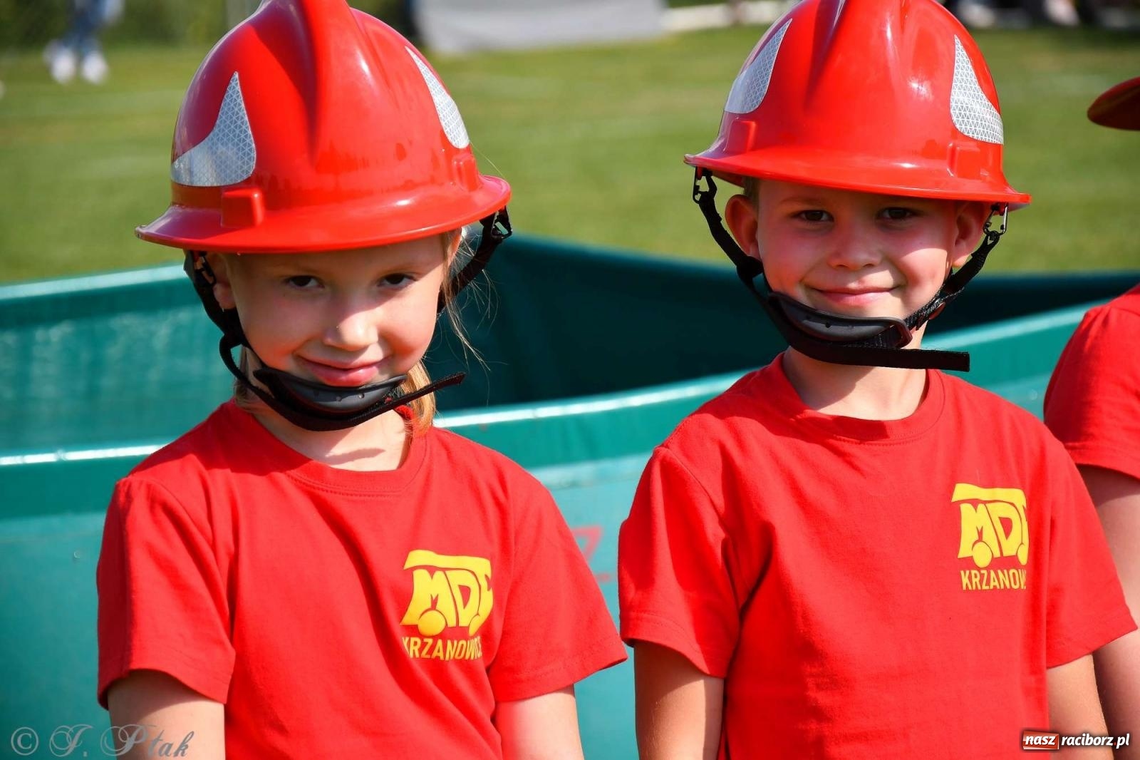 Zdjęcie w galerii na portalu naszraciborz.pl: Z lądu i powietrza - strażackie pokazy i zawody w Borucinie [FOTO] wiadomości z regionu