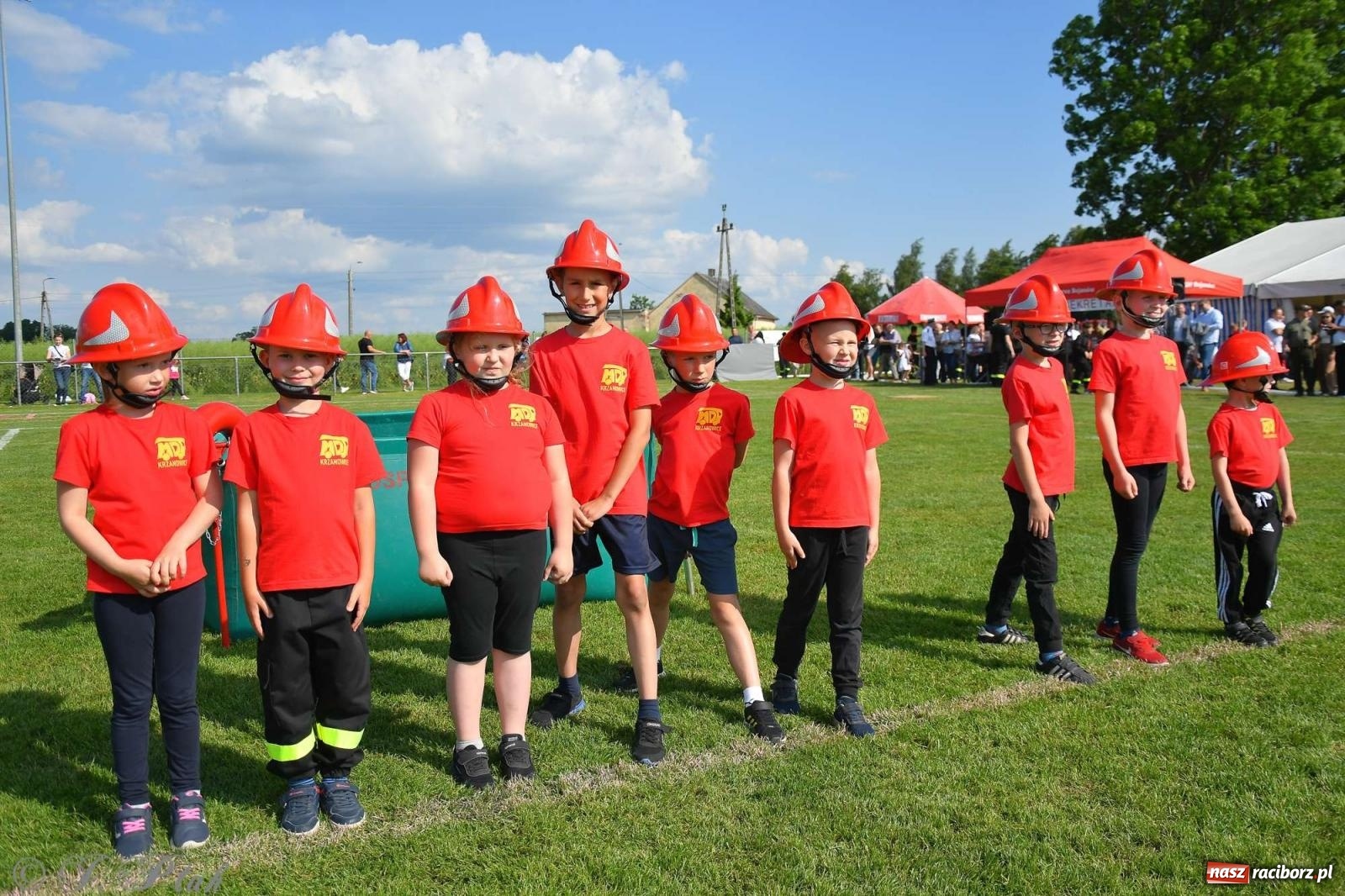 Zdjęcie w galerii na portalu naszraciborz.pl: Z lądu i powietrza - strażackie pokazy i zawody w Borucinie [FOTO] wiadomości z regionu