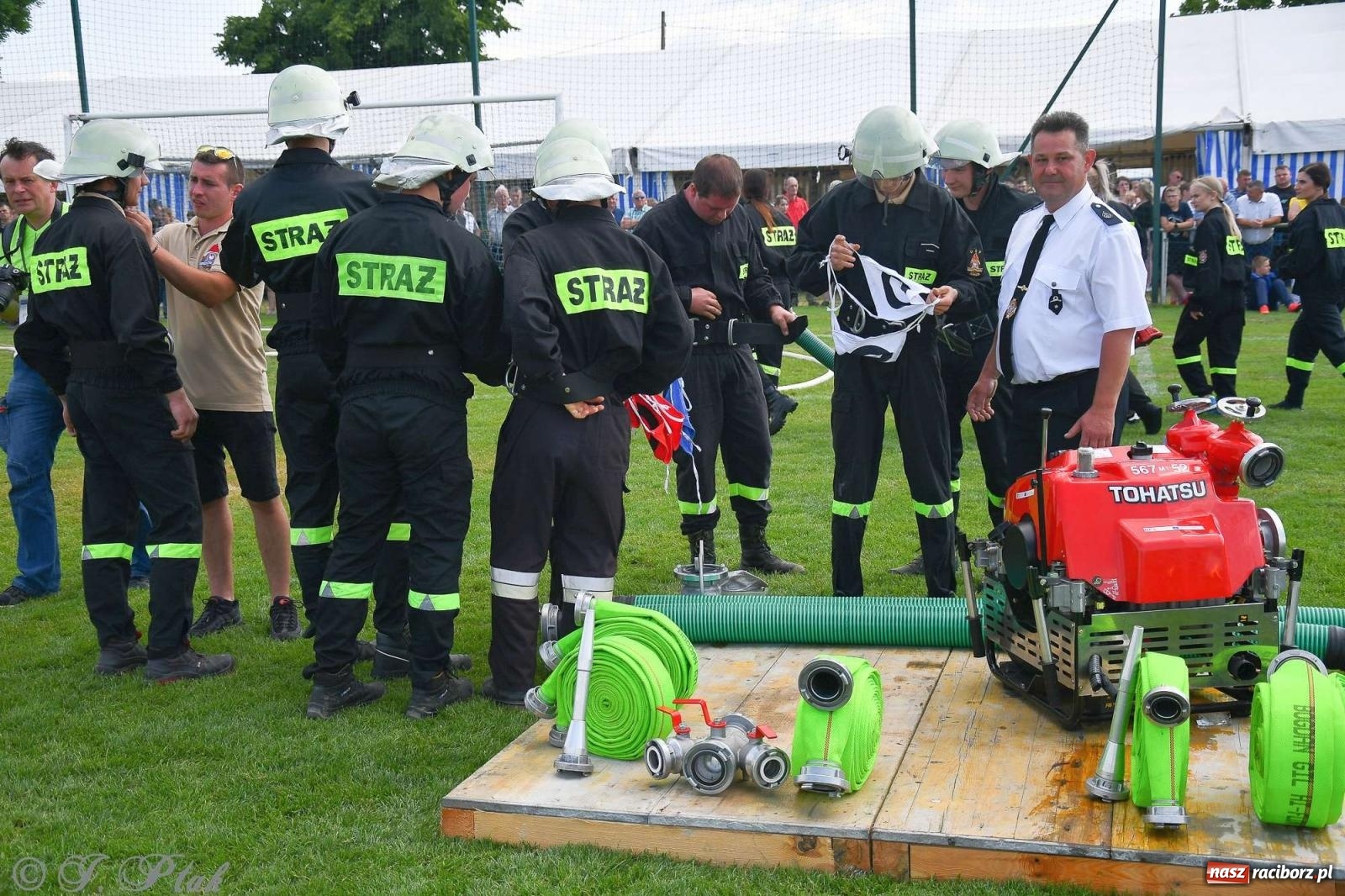 Zdjęcie w galerii na portalu naszraciborz.pl: Z lądu i powietrza - strażackie pokazy i zawody w Borucinie [FOTO] wiadomości z regionu