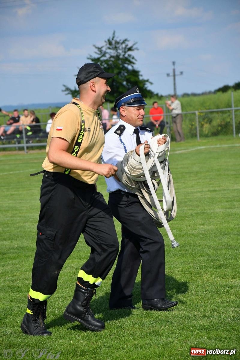 Zdjęcie w galerii na portalu naszraciborz.pl: Z lądu i powietrza - strażackie pokazy i zawody w Borucinie [FOTO] wiadomości z regionu