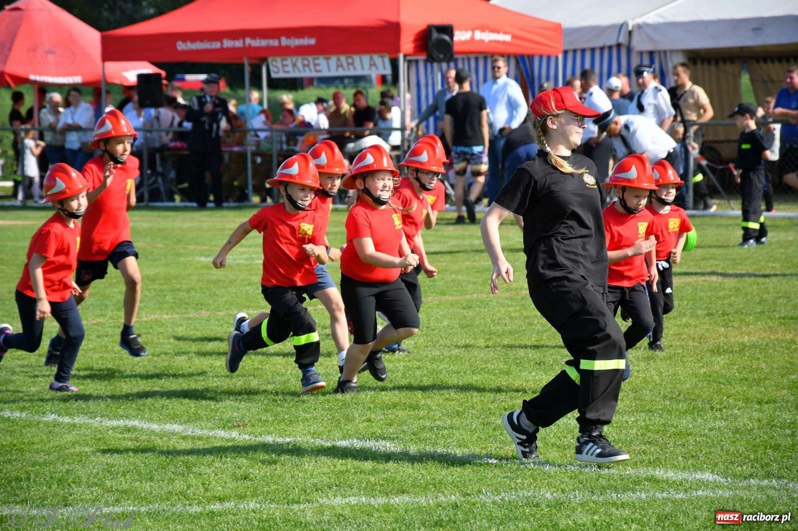 Zdjęcie w galerii na portalu naszraciborz.pl: Z lądu i powietrza - strażackie pokazy i zawody w Borucinie [FOTO] wiadomości z regionu