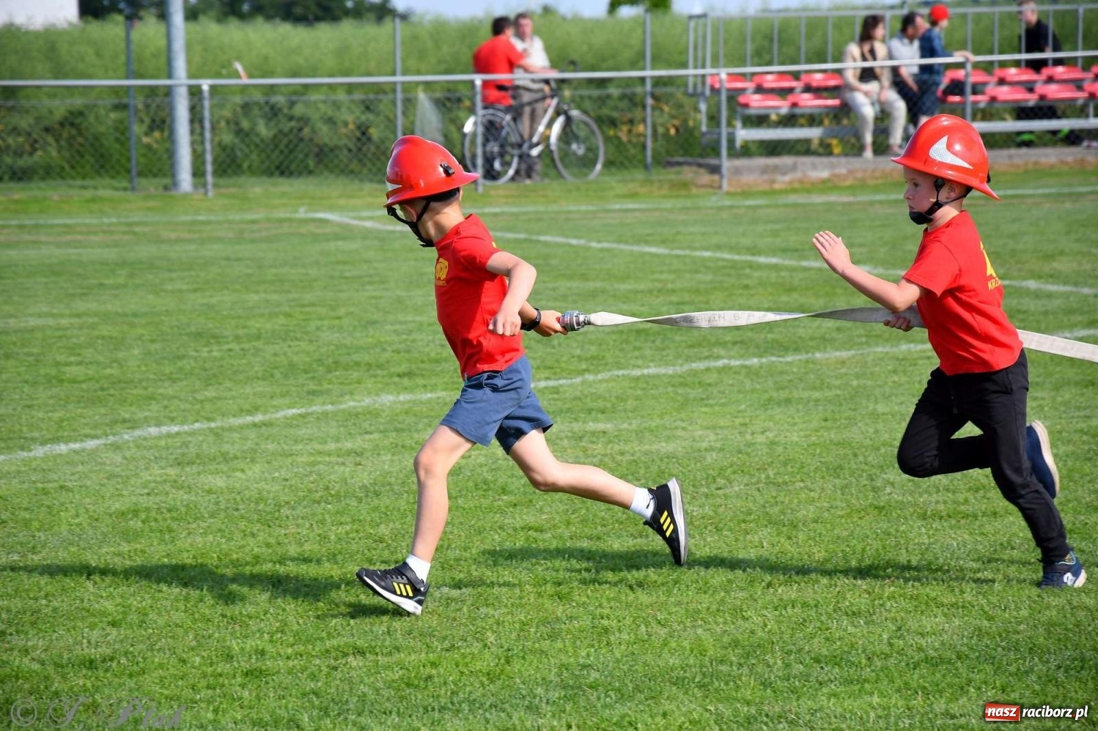 Zdjęcie w galerii na portalu naszraciborz.pl: Z lądu i powietrza - strażackie pokazy i zawody w Borucinie [FOTO] wiadomości z regionu