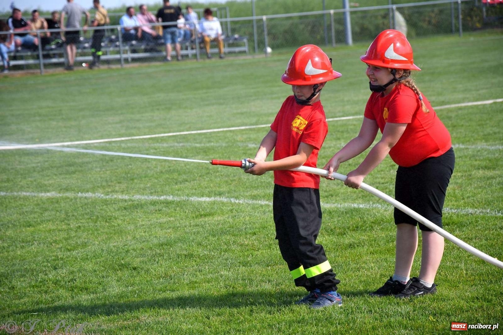 Zdjęcie w galerii na portalu naszraciborz.pl: Z lądu i powietrza - strażackie pokazy i zawody w Borucinie [FOTO] wiadomości z regionu