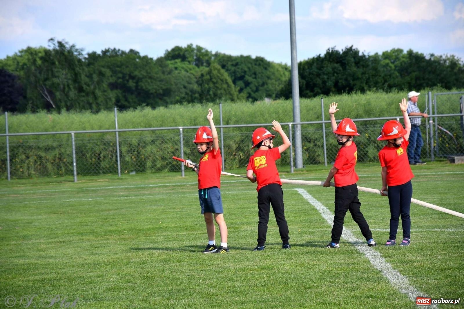 Zdjęcie w galerii na portalu naszraciborz.pl: Z lądu i powietrza - strażackie pokazy i zawody w Borucinie [FOTO] wiadomości z regionu