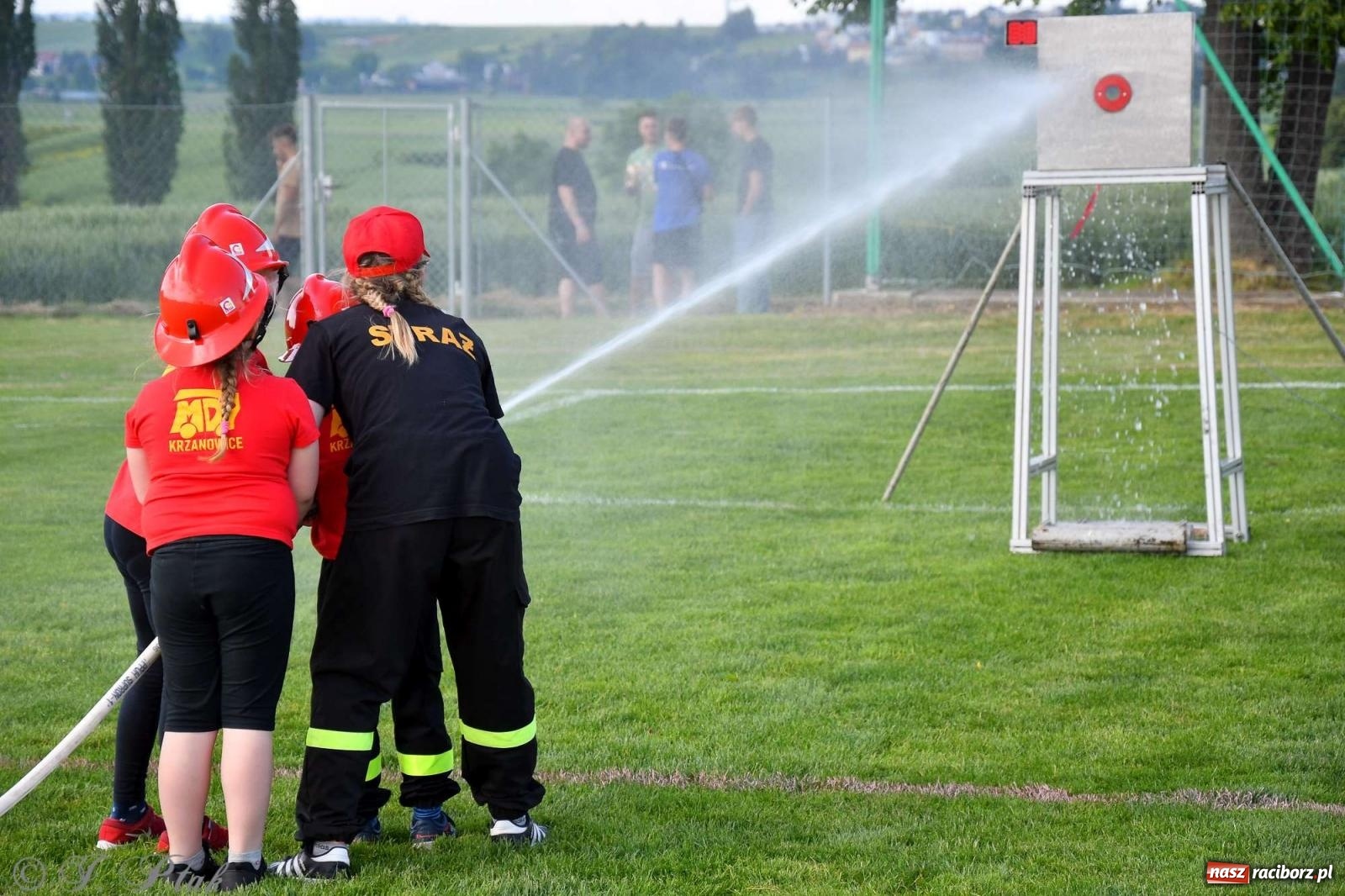 Zdjęcie w galerii na portalu naszraciborz.pl: Z lądu i powietrza - strażackie pokazy i zawody w Borucinie [FOTO] wiadomości z regionu