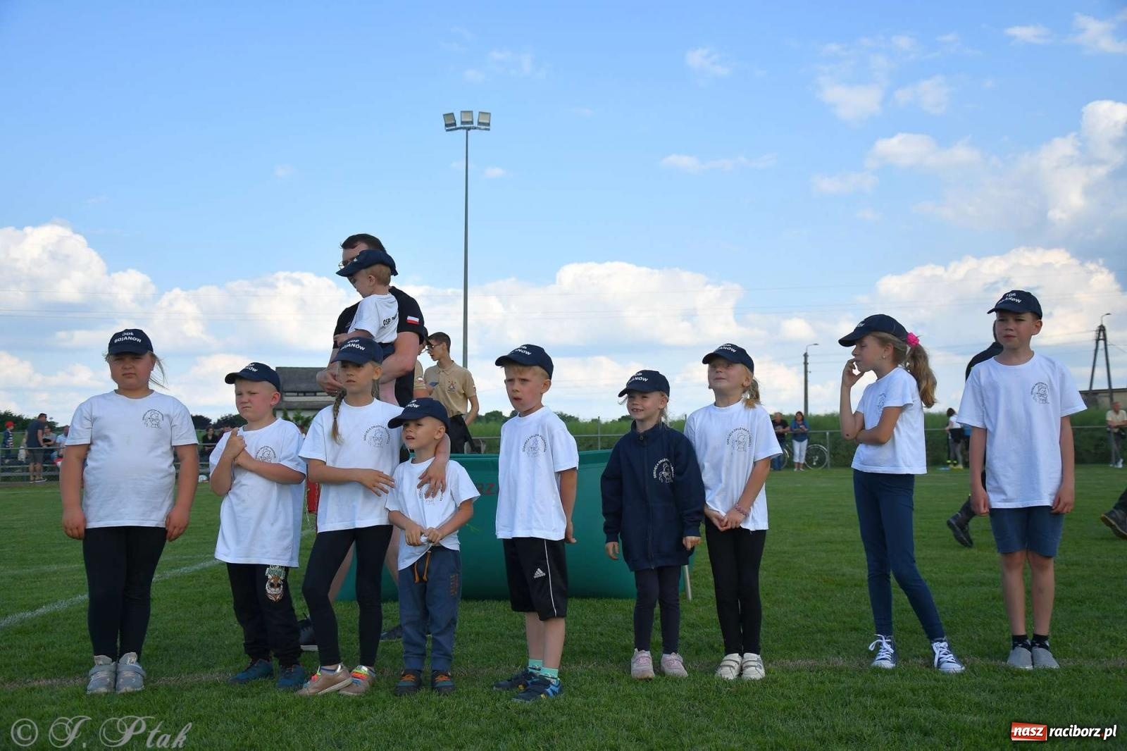 Zdjęcie w galerii na portalu naszraciborz.pl: Z lądu i powietrza - strażackie pokazy i zawody w Borucinie [FOTO] wiadomości z regionu