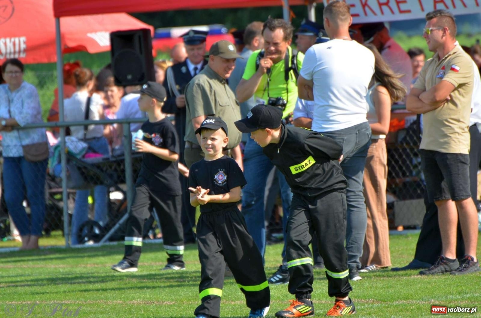 Zdjęcie w galerii na portalu naszraciborz.pl: Z lądu i powietrza - strażackie pokazy i zawody w Borucinie [FOTO] wiadomości z regionu