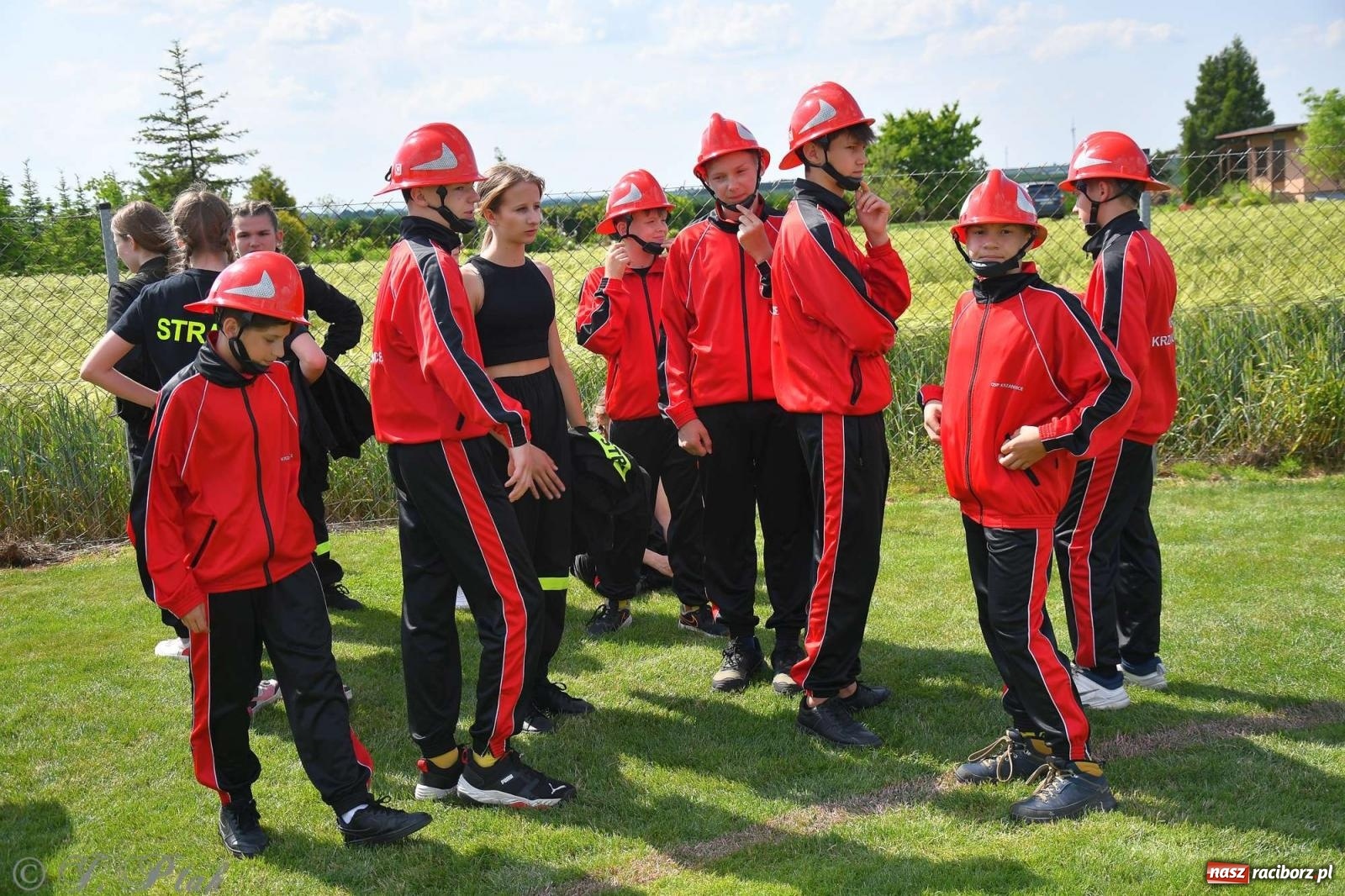 Zdjęcie w galerii na portalu naszraciborz.pl: Z lądu i powietrza - strażackie pokazy i zawody w Borucinie [FOTO] wiadomości z regionu