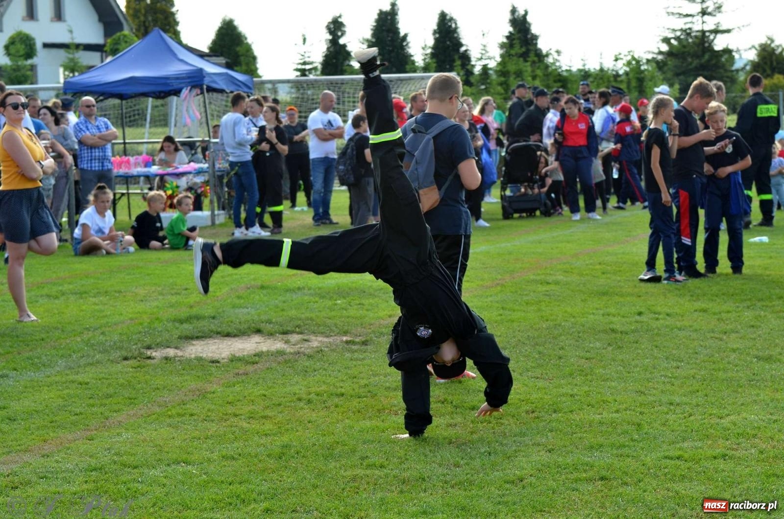 Zdjęcie w galerii na portalu naszraciborz.pl: Z lądu i powietrza - strażackie pokazy i zawody w Borucinie [FOTO] wiadomości z regionu