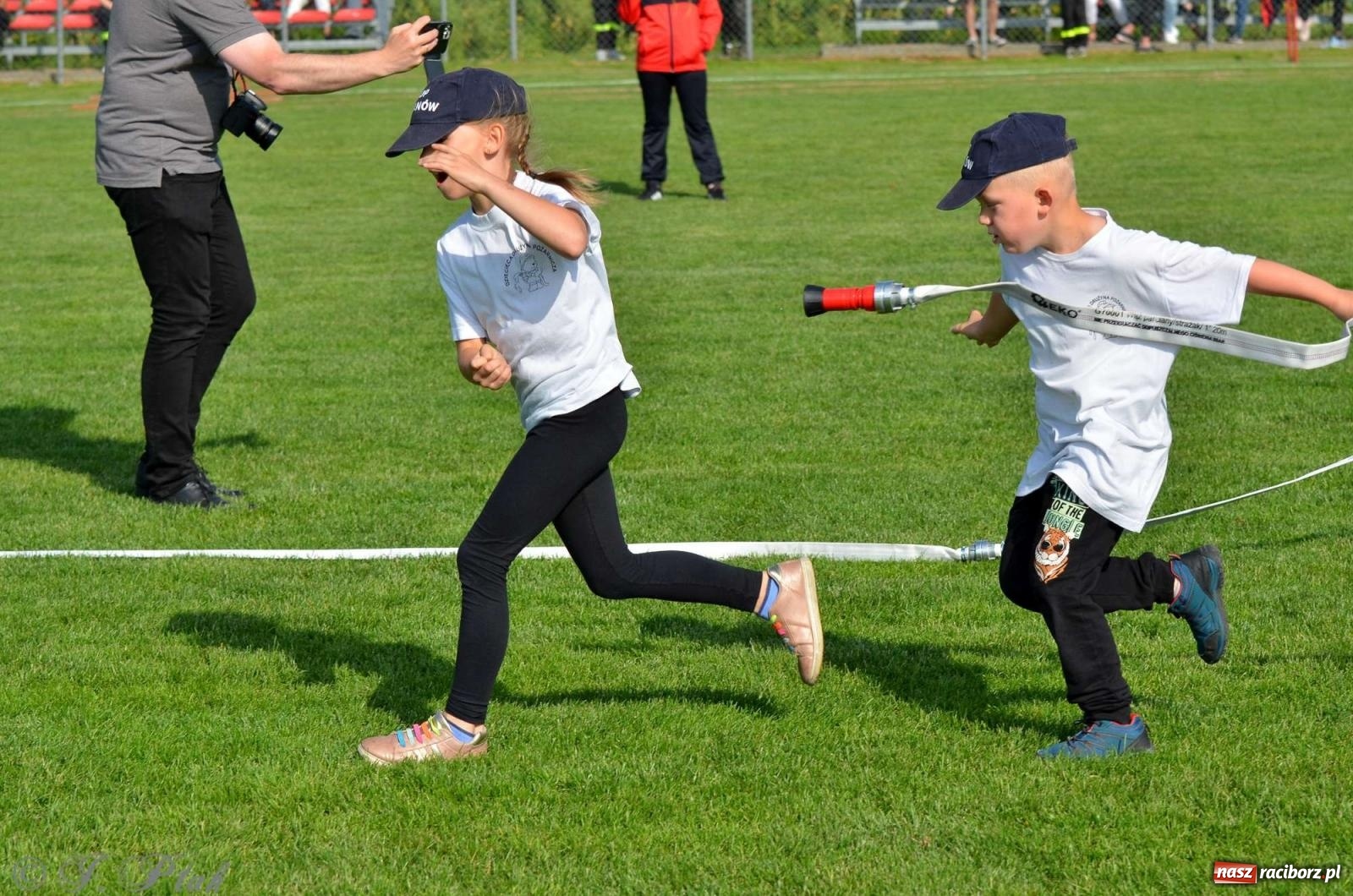 Zdjęcie w galerii na portalu naszraciborz.pl: Z lądu i powietrza - strażackie pokazy i zawody w Borucinie [FOTO] wiadomości z regionu