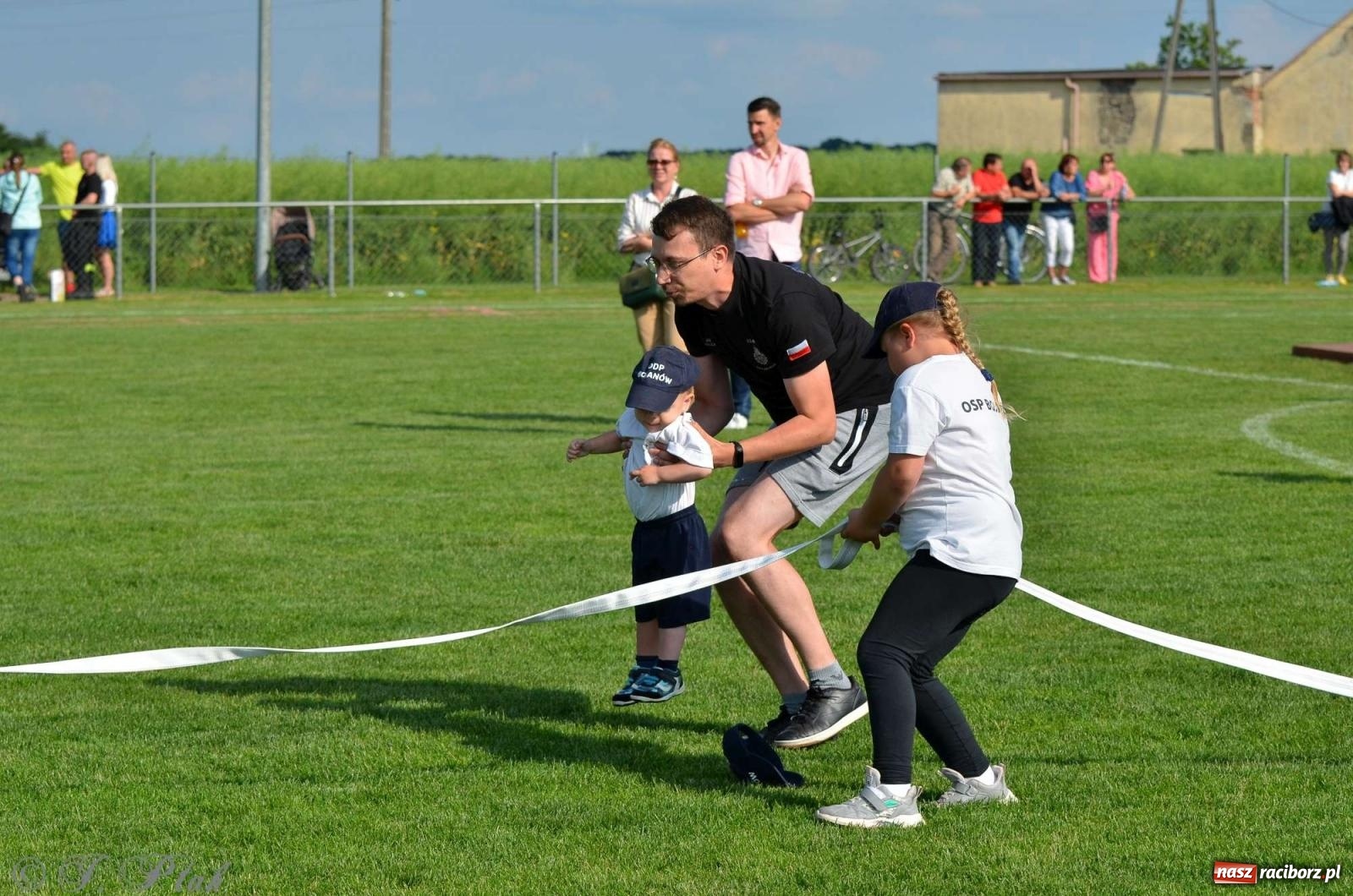 Zdjęcie w galerii na portalu naszraciborz.pl: Z lądu i powietrza - strażackie pokazy i zawody w Borucinie [FOTO] wiadomości z regionu