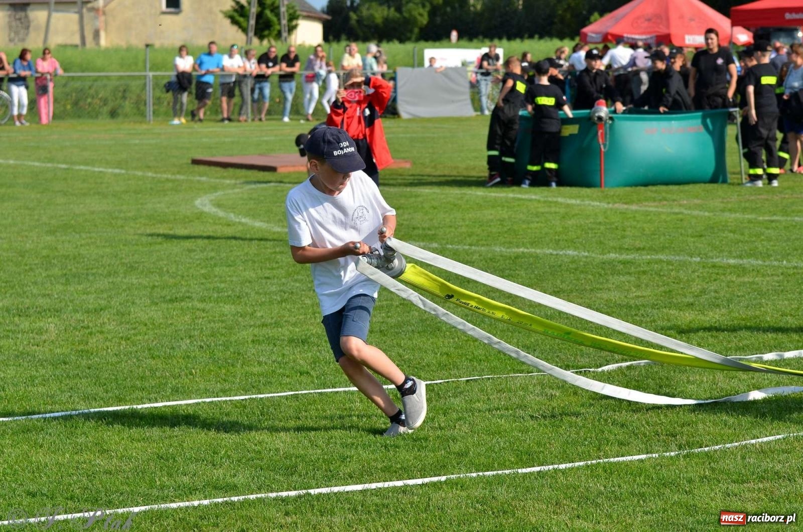 Zdjęcie w galerii na portalu naszraciborz.pl: Z lądu i powietrza - strażackie pokazy i zawody w Borucinie [FOTO] wiadomości z regionu