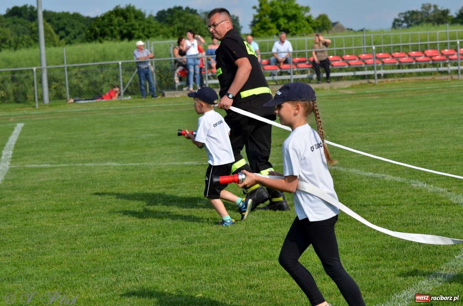Zdjęcie w galerii na portalu naszraciborz.pl: Z lądu i powietrza - strażackie pokazy i zawody w Borucinie [FOTO] wiadomości z regionu